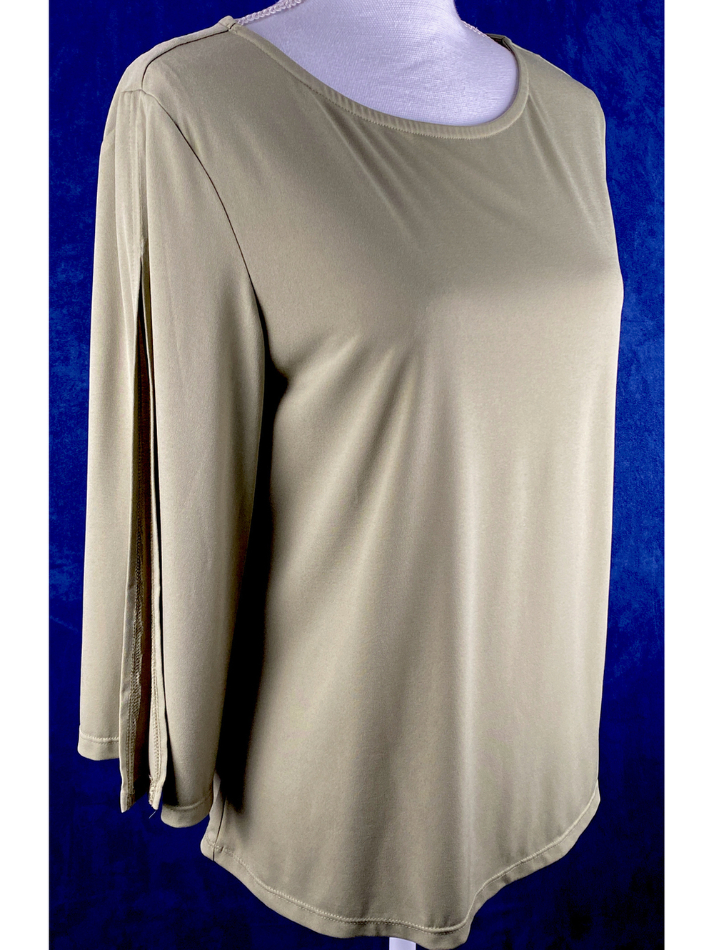 G.I.L.I. women’s Top sz. Small, olive green color, 3/4 split sleeve